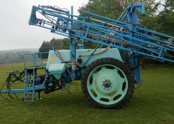 Opryskiwacz polowy ciągany 2.5tys  lit  21 metr hydrauliczne