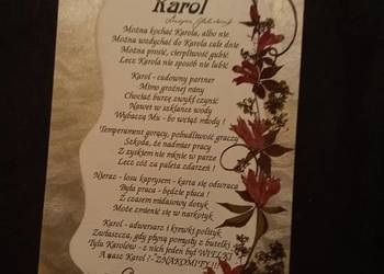 Ozdobny wiersz z imieniem Karol i dodatkiem prawdziwych suszonych kwiatów