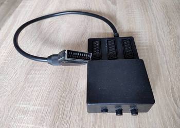 Rozdzielacz sygnału wideo typu SCART z 3 gniazdami i przełącznikami