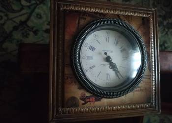 Stary zegar w pudełku drewnianym.