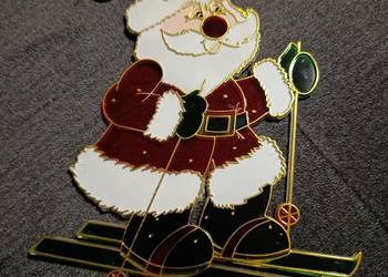 witrażowa ozdoba świąteczna przedstawiająca Świętego Mikołaja na nartach na