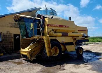 Kombajn New-Holland TX 32  / hederu 4.5  m