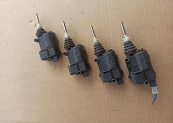 Opel Zafira B siłownik klapki wlewu paliwa rygiel 13158426