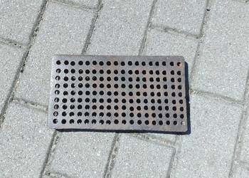 Stary metalowy ruszt, podstawa pod garnek