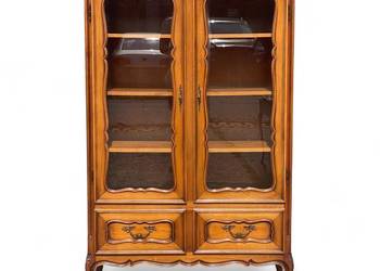 Rzeźbiona witryna w stylu ludwikowskim z szufladami, jasny orzech Rzeźbiona witryna w stylu ludwikowskim z szufladami, jasny orzech