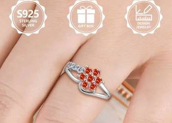 Pierścionek ze srebra z czerwonymi cyrkoniami.