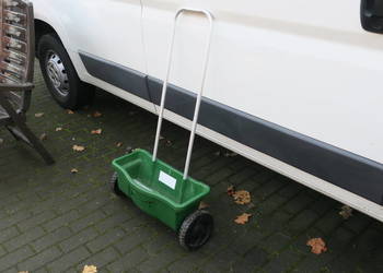 Siewnik do trawy nawozu