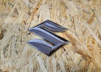 Znaczek Logo Emblemat na Grill Suzuki Splash 7781154GC