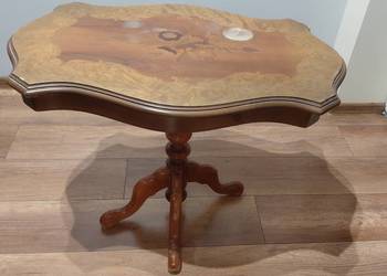 Stylowy stolik kawowy z intarsją / 241