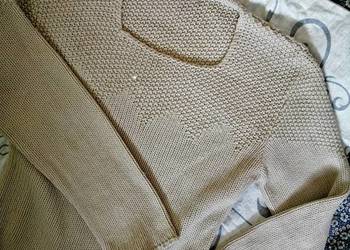 Beżowy sweter z delikatnymi cekinami przy dekolcie. M