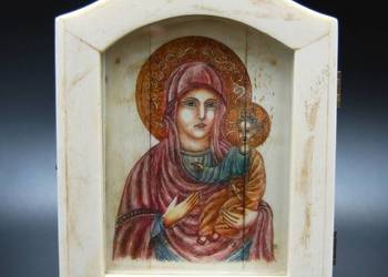Piękna kapliczka z kości Madonna z Dzieciątkiem