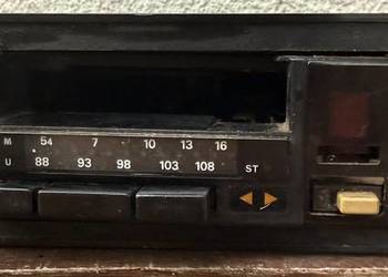 Stary radiomagnetofon samochodowy z lat 80/90