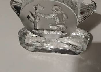 Szklany przycisk do papieru