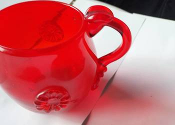 Kufel -dzbanek  mały z ozdobami szkło czerwone J. S. Orkusz PRL