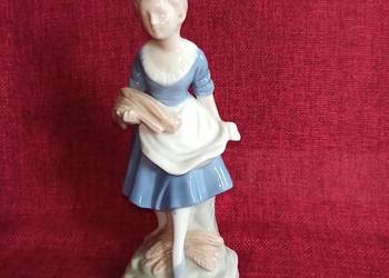 Figurka dziewczynki z kłosami.