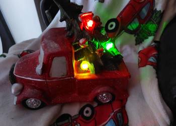 Samochód duży z choinką  świecącą