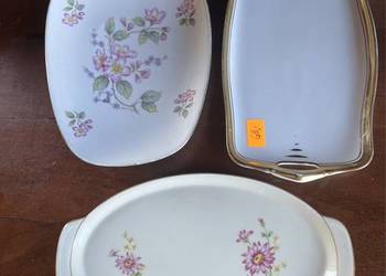 Patera z kwitnącą gałązką wiśni, na białej porcelanie. Sy