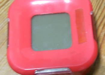 Budzik elektroniczny w plastikowej czerwonej obudowie, 7,5 x 7,5 cm