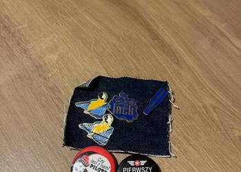 Różne przypinki Capitan Jack i Black