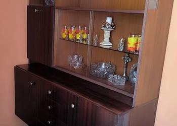 Kredens PRL na wysoki połysk.