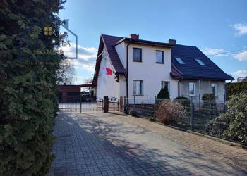 Dom w zabudowie bliźniaczej z garażami i ogrodem.