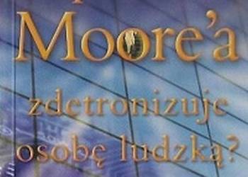 CZY PRAWO MOORE'A ZDETRONIZUJE OSOBĘ LUDZKĄ?