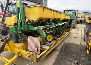 Siewnik do kukurydzy John Deere 8 rzędowy