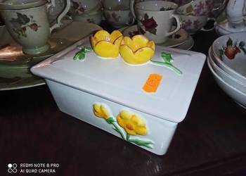 Puzdro z pokrywką,  żółte kwiatki