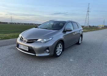 Toyota Auris 1.8 hybryda 2015r salon Polska najbogatsza wersja