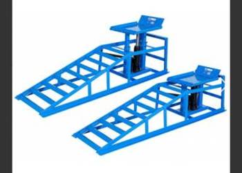 Rampy najazdy z podnośnikiem hydraulicznym