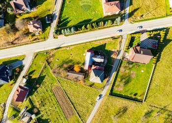 Działka budowlana z domem i budynkami gospodarczym