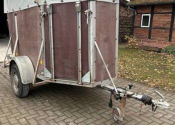 Przyczepa do przewozu koni bydła