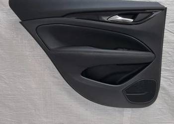 Opel Insignia B boczek drzwi tapicerka lewy tył 39206305