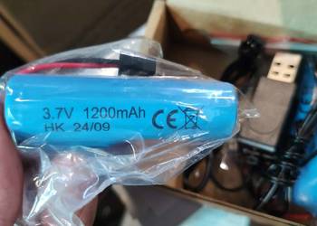 2 x akumulator litowo-jonowy (Li-ion) o napięciu 3.7V i pojemności 1200mAh