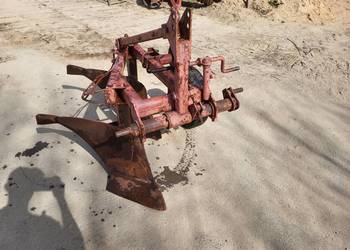 Pług 2x skibowy .  Polskiej produkcji cały w oryginalnym stanie . Pług 2x skibowy .  Polskiej produkcji cały w oryginalnym stanie .