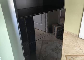 Czarny regał IKEA Besta z 4 szufladami i półką
