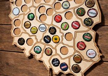 DREWNIANA MAPA POLSKI NA KAPSLE OD PIWA