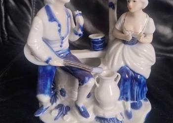 Porcelanowa figurka,  para muzyków przy studni rokoko,
