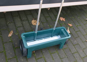 Siewnik do nawozu trawy