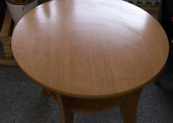 Mały, okrągły stolik kawowy z półką