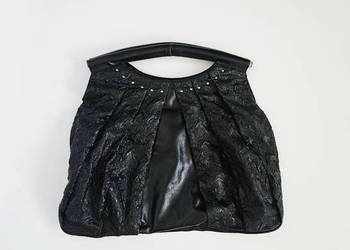 Nietuzinkowa czarna skórzana torebka vintage retro