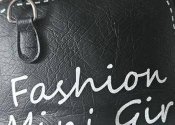 Czarna torebka listonoszka