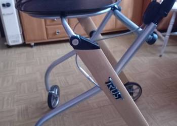 Chodzik,Balkonik dla starszej osoby