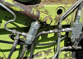 CLAAS 46 . Zawory siłowników  klapy