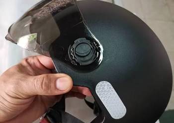 Kask rowerowy typu orzeszek z goglami