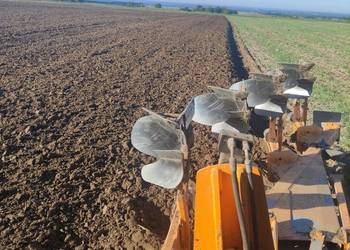 Pług Huard/ Kuhn/ 4 skibowy/ obrotowy Pług Huard/ Kuhn/ 4 skibowy/ obrotowy