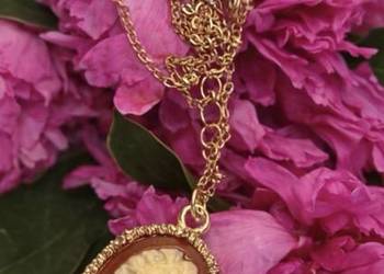 Kamea oprawiona w złocony 
metal na łańcuszku 
Piękna i ponadczasowa