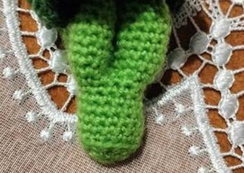 Maskotka brokuł na szydełku