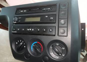 Radio z obudową i przełącznikiem ogrzewania i nawiewu.