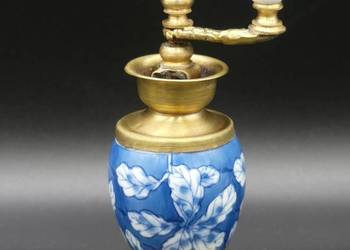 Piękny młynek do pieprzu z motywem florystycznym, porcelana Delft i mosiądz